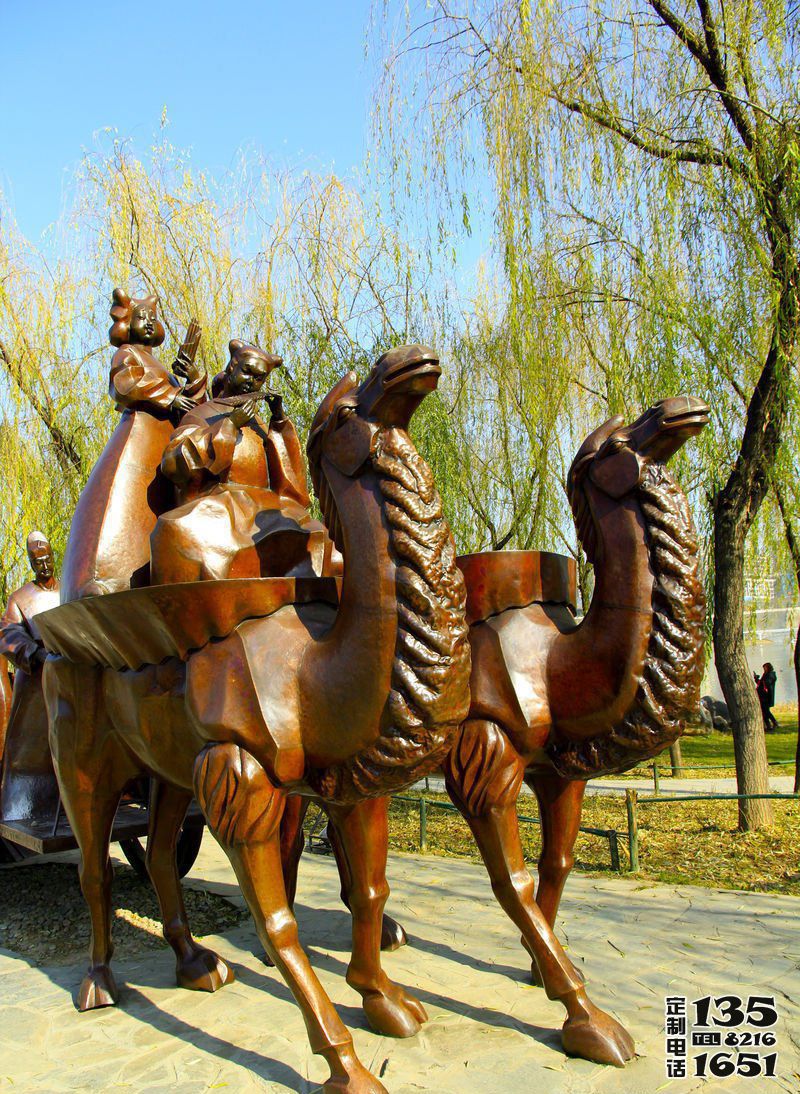 公園景區(qū)擺放的兩只馱著小孩的玻璃鋼仿銅創(chuàng)意駱駝雕塑