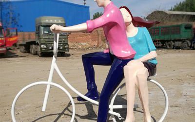 公園創(chuàng)意玻璃鋼抽象騎車(chē)情侶雕塑