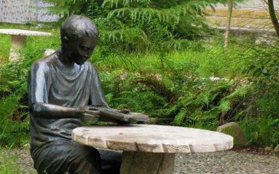 玻璃鋼仿銅公園里男孩坐著凳子上的讀書(shū)雕塑