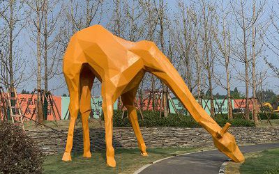 公園玻璃鋼幾何路邊吃草的長(zhǎng)頸鹿雕塑