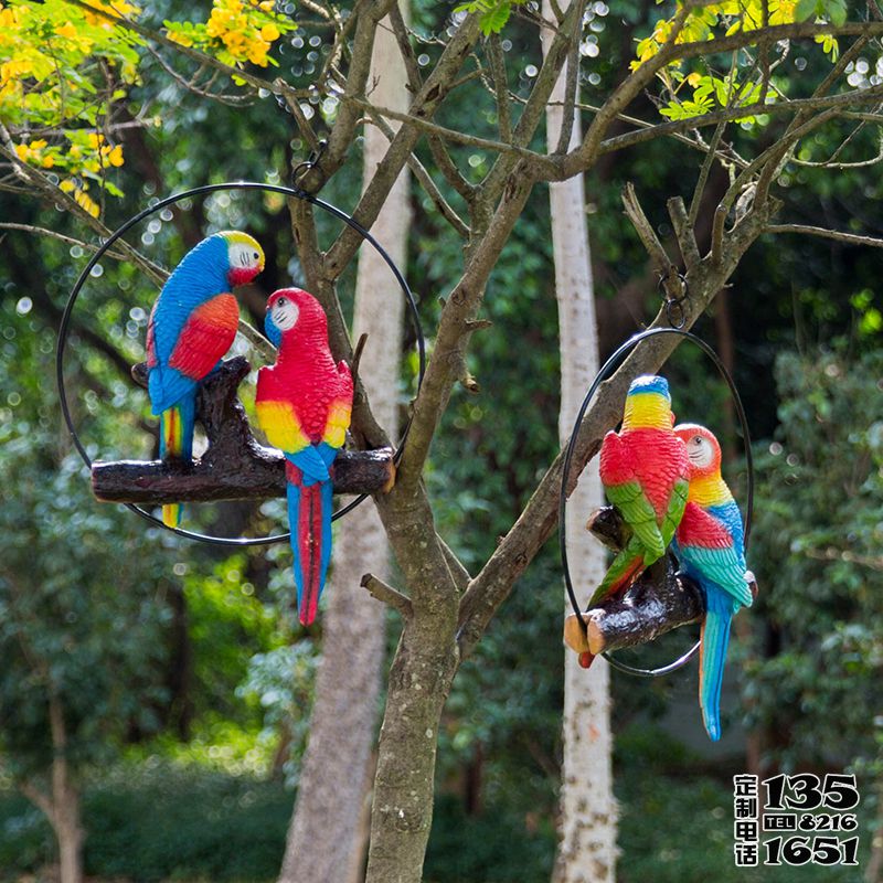 動(dòng)物園樹(shù)上休息的玻璃鋼彩繪仿真動(dòng)物鸚鵡雕塑
