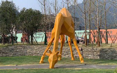 公園創(chuàng)意玻璃鋼幾何橙色的長(zhǎng)頸鹿雕塑