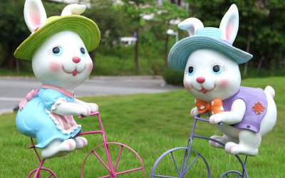 公園玻璃鋼騎自行車(chē)的卡通兔子雕塑