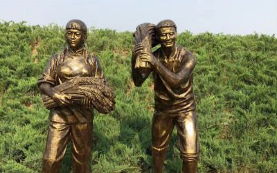 民俗農(nóng)場秋收抱麥子人物玻璃鋼仿銅雕塑