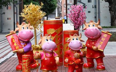商業(yè)街商場(chǎng)擺放的恭喜發(fā)財(cái)玻璃鋼卡通牛雕塑