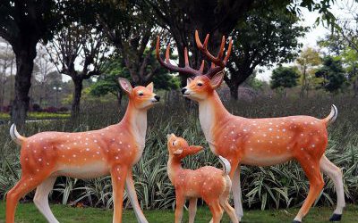 公園景區(qū)玻璃鋼彩繪三只卡通動物梅花鹿雕塑