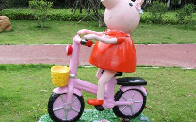 公園騎自行車的玻璃鋼卡通小豬佩奇雕塑