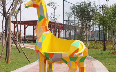 景區(qū)園林長頸鹿幾何塊面動物座椅擺件玻璃鋼雕塑