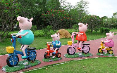 學(xué)校公園草坪擺放騎自行車的卡通小豬佩奇一家玻璃鋼雕塑