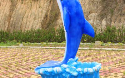海洋館擺放卡通藍(lán)色海豚擺件戶外玻璃鋼雕塑