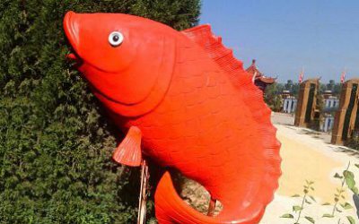 戶外公園玻璃鋼仿真鯉魚(yú)雕塑